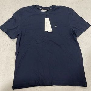 Man’s Calvin Kline tee shirt (size L) looks slim cut large